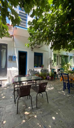 Σπίτι στην παραδοσιακή πλατεία.